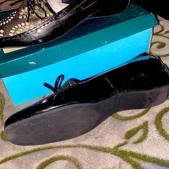 Black & Gold women’s loafer shoes. Lightly worn - Picture 3 of 3